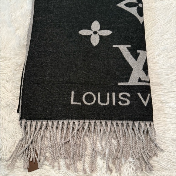 Louis Vuitton Cashmere Scarf/Shawl/Wrap - Picture 7 of 10